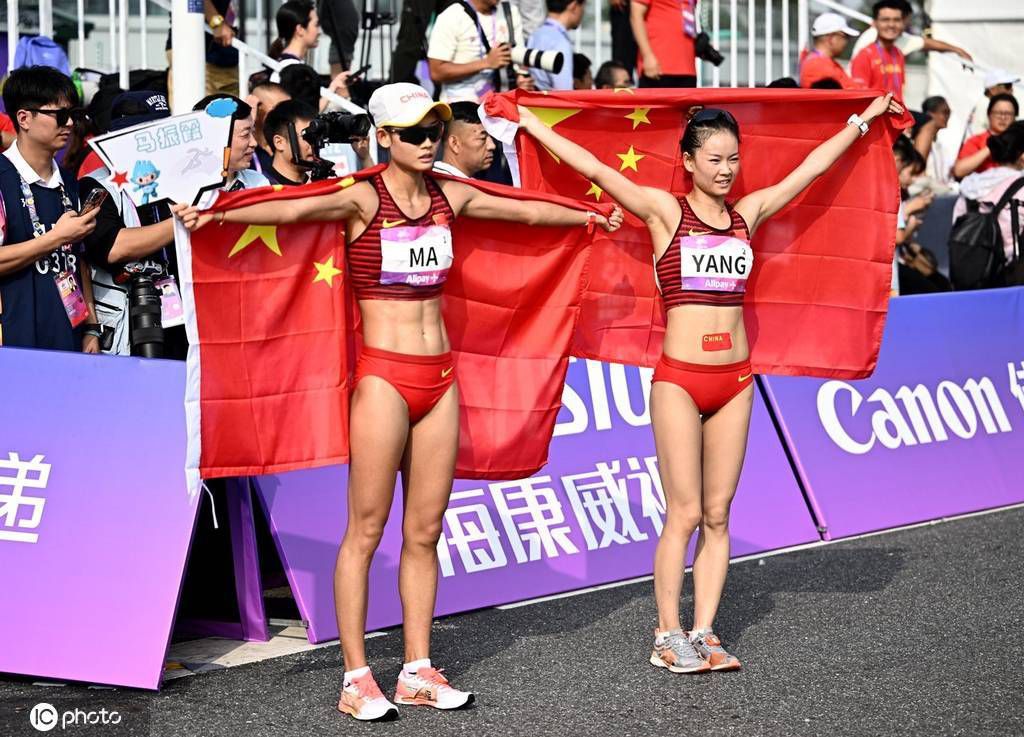 古有织女下凡洗澡偶遇牛郎，今有美男灶神人世裸泡温泉却无人问津。灶神郭婉蝶为寻人世真爱，下凡巡查时碰上人世的厨神角逐，与前来参赛、快乐喜爱直播的美男人姜聪不打不成相识，这段人仙殊途的恋爱又该以如何的体例结束？